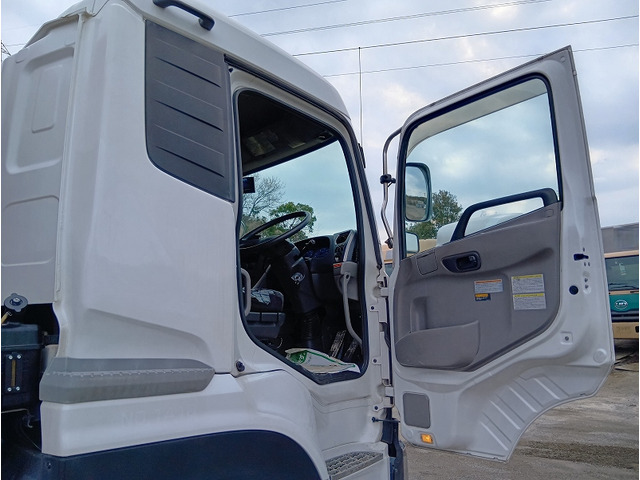 UDトラックスクオンクレーン4段大型（10t）[写真12]