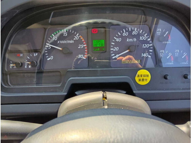 いすゞギガタンク車（タンクローリー）大型（10t）[写真12]