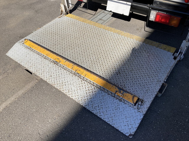 トヨタトヨエースアルミバン小型（2t・3t）[写真06]