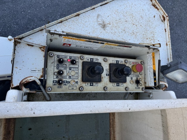 いすゞエルフ高所作業車小型（2t・3t）[写真18]