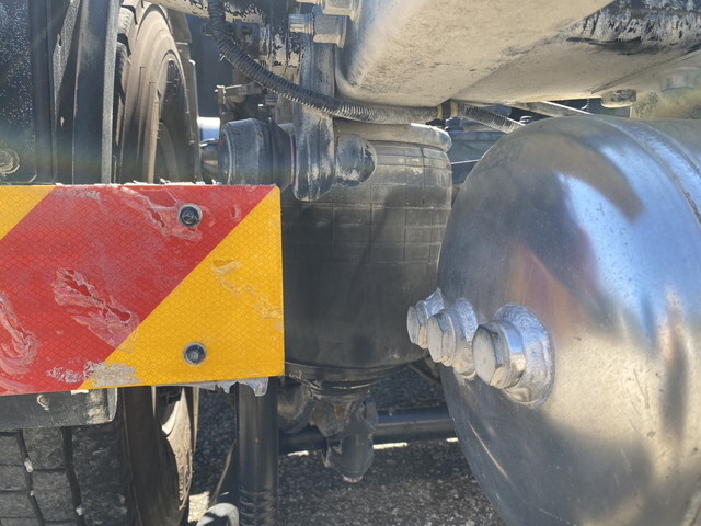 UDトラックスクオントレーラーヘッド（トラクターヘッド）大型（10t）[写真16]