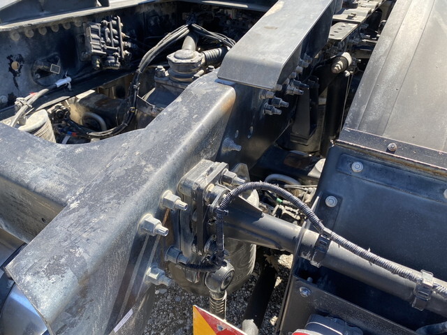 UDトラックスクオントレーラーヘッド（トラクターヘッド）大型（10t）[写真18]