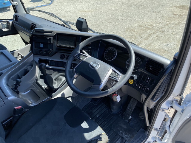 UDトラックスクオントレーラーヘッド（トラクターヘッド）大型（10t）[写真23]