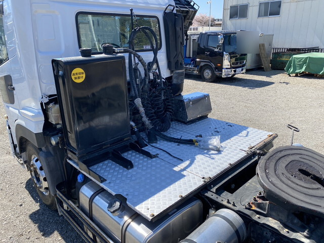 UDトラックスクオントレーラーヘッド（トラクターヘッド）大型（10t）[写真09]