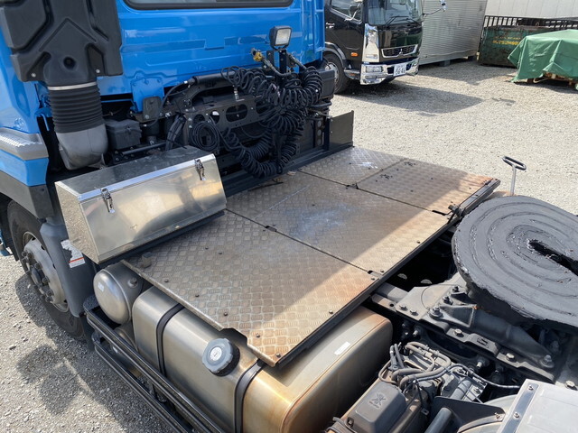 UDトラックスクオントレーラーヘッド（トラクターヘッド）大型（10t）[写真11]