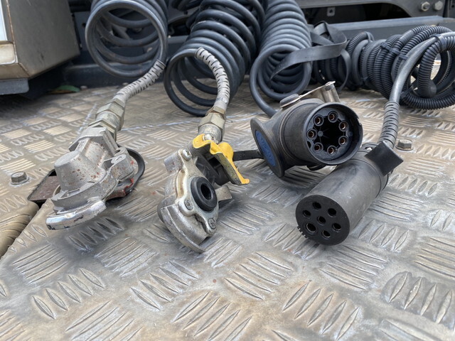 UDトラックスクオントレーラーヘッド（トラクターヘッド）大型（10t）[写真12]