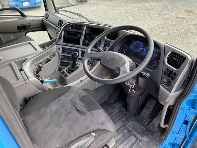 UDトラックスクオントレーラーヘッド（トラクターヘッド）大型（10t）[写真19]