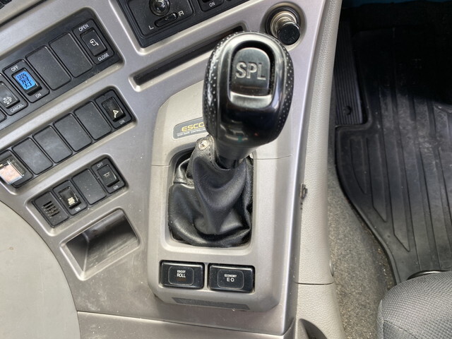 UDトラックスクオントレーラーヘッド（トラクターヘッド）大型（10t）[写真21]