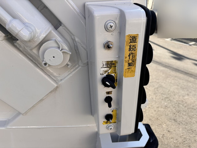 いすゞエルフパッカー車（塵芥車）小型（2t・3t）[写真08]