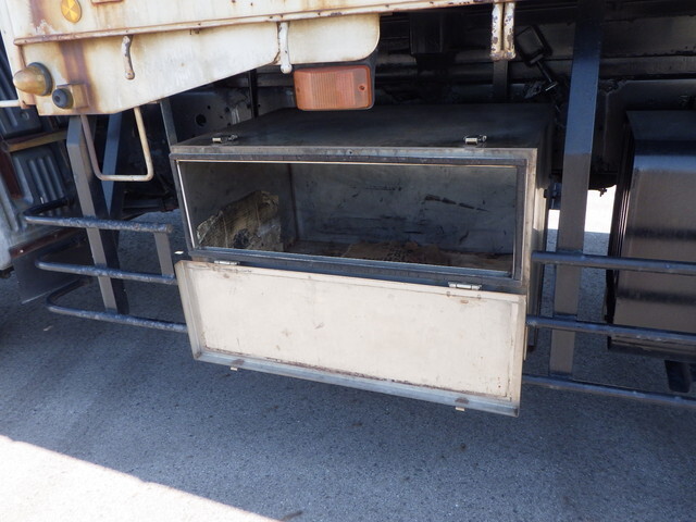 日野プロフィア平ボディ大型（10t）[写真36]