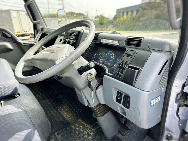 三菱ふそうキャンターアルミバン小型（2t・3t）[写真32]
