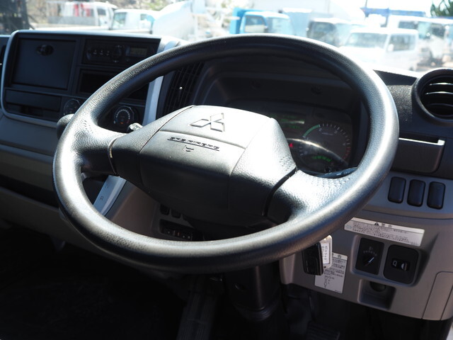 三菱ふそうキャンター平ボディ小型（2t・3t）[写真36]