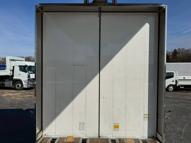 いすゞギガアルミウイング大型（10t）[写真10]