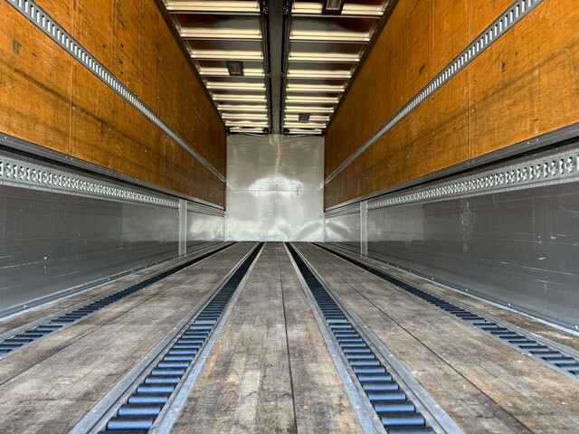 いすゞギガアルミウイング大型（10t）[写真11]