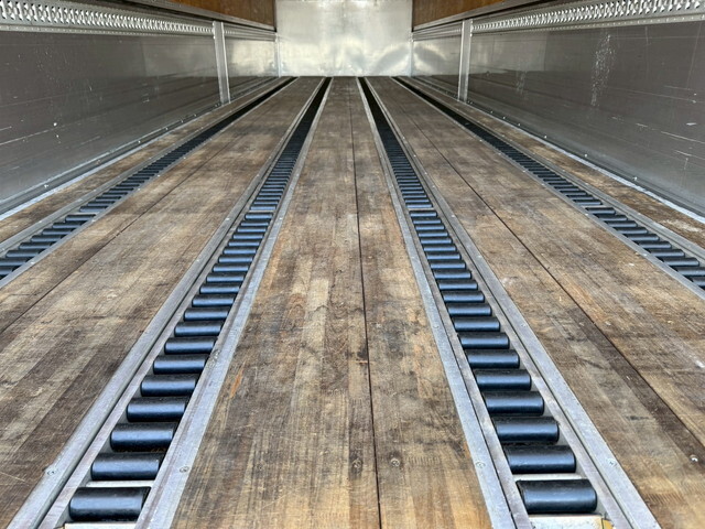 いすゞギガアルミウイング大型（10t）[写真13]