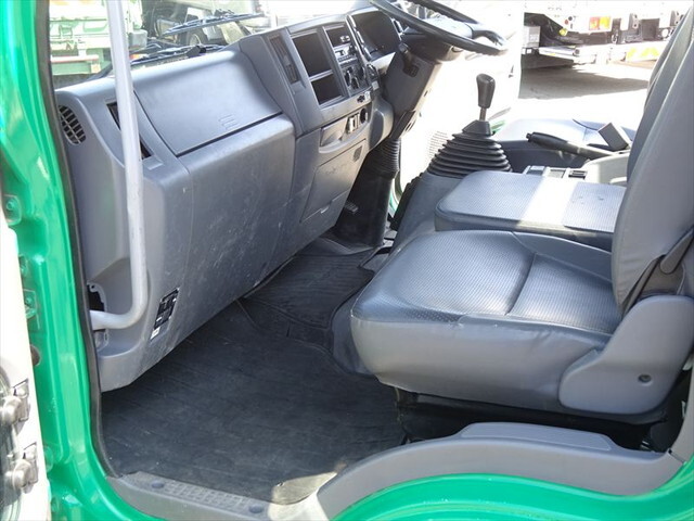 いすゞフォワードコンテナ専用車中型（4t）[写真26]