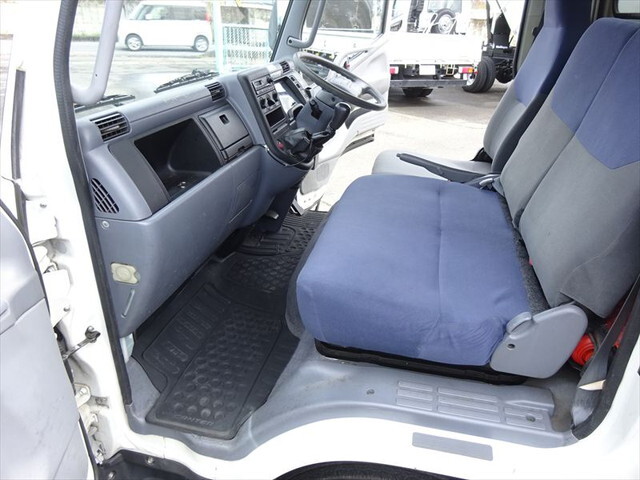 三菱ふそうキャンターアルミバン小型（2t・3t）[写真28]