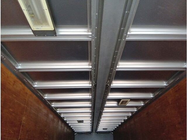 いすゞギガアルミウイング大型（10t）[写真10]