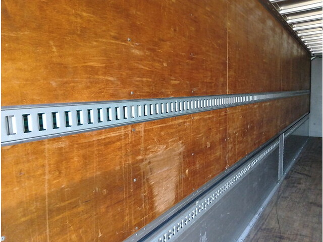 いすゞギガアルミウイング大型（10t）[写真13]