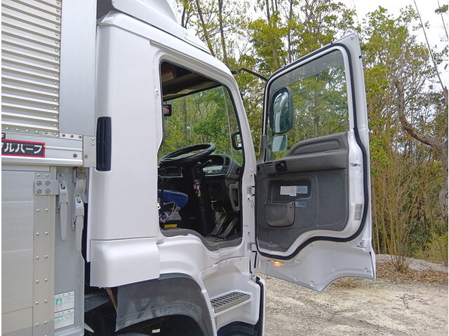 いすゞギガアルミウイング大型（10t）[写真15]