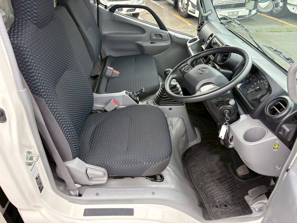 日野デュトロ平ボディ小型（2t・3t）[写真18]