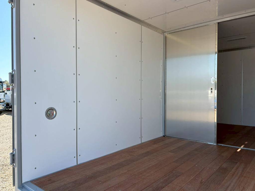 三菱ふそうキャンターアルミバン小型（2t・3t）[写真08]