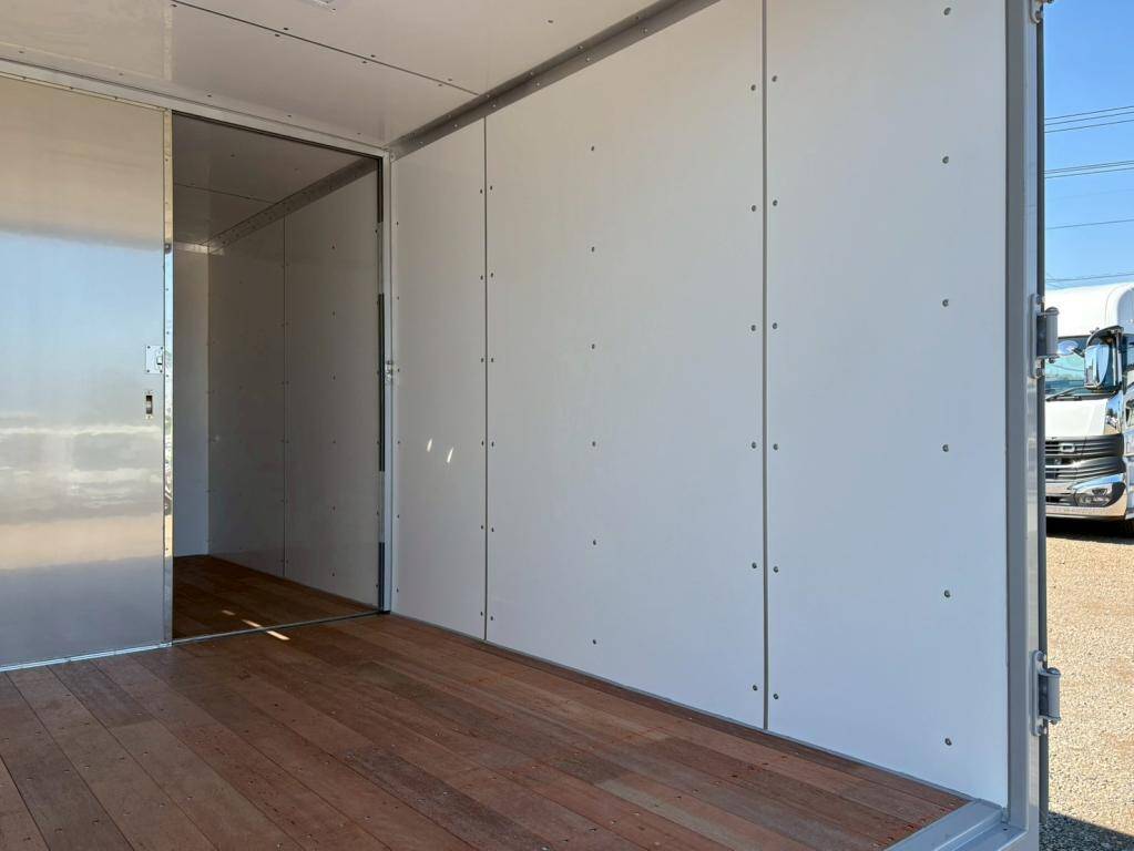 三菱ふそうキャンターアルミバン小型（2t・3t）[写真09]