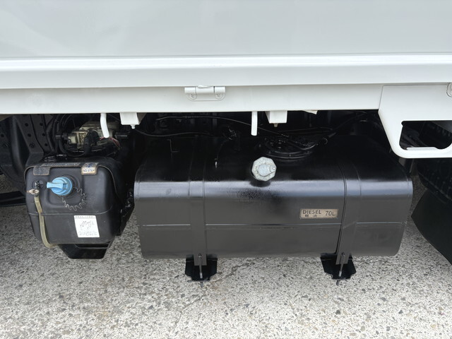 三菱ふそうキャンター平ボディ小型（2t・3t）[写真15]