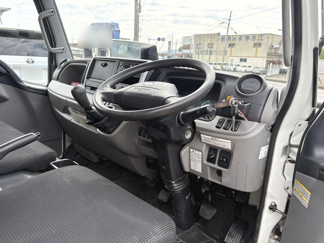 三菱ふそうキャンター平ボディ小型（2t・3t）[写真07]