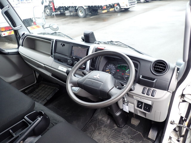 三菱ふそうキャンター平ボディ小型（2t・3t）[写真28]