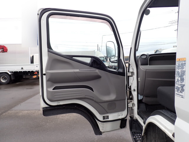 三菱ふそうキャンター平ボディ小型（2t・3t）[写真32]