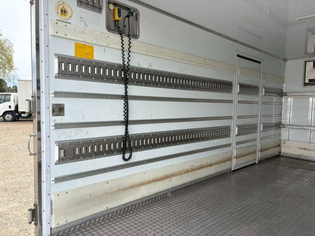 いすゞエルフ冷凍車（冷蔵車）小型（2t・3t）[写真09]