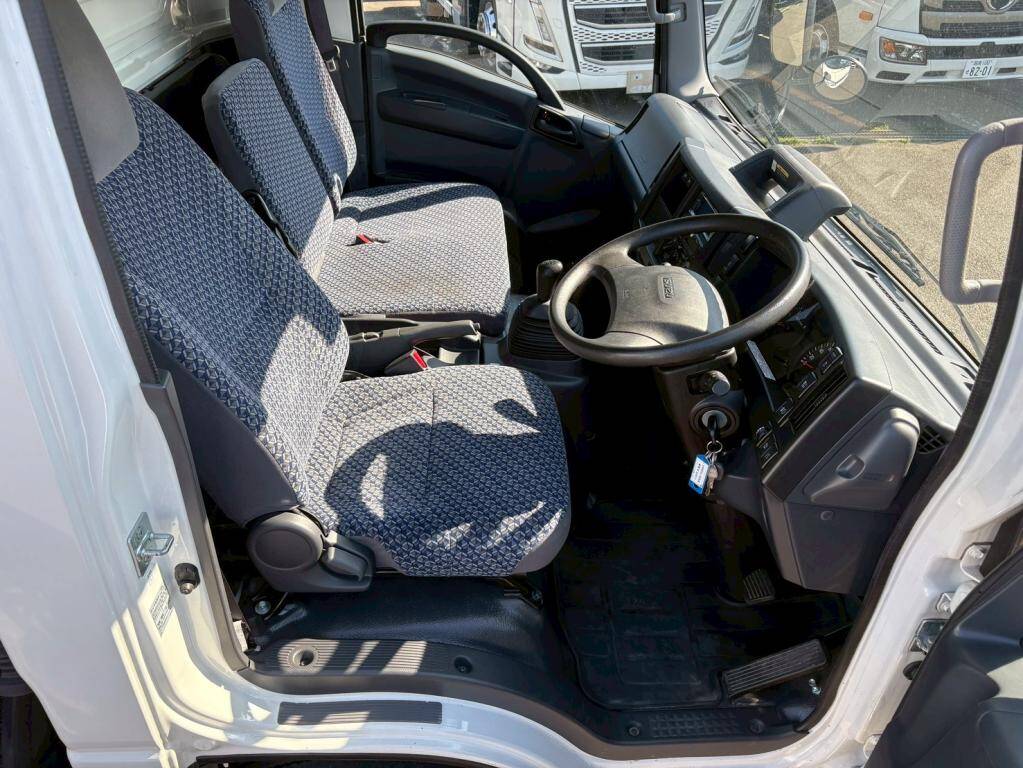 いすゞエルフ冷凍車（冷蔵車）小型（2t・3t）[写真18]