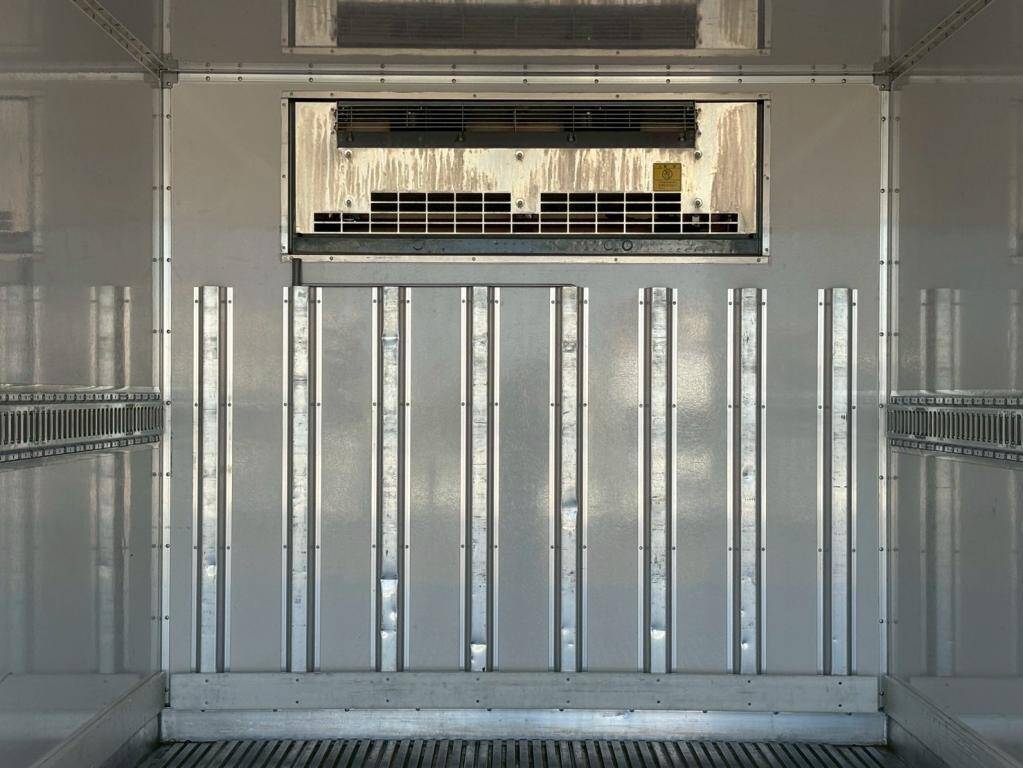 いすゞエルフ冷凍車（冷蔵車）小型（2t・3t）[写真07]