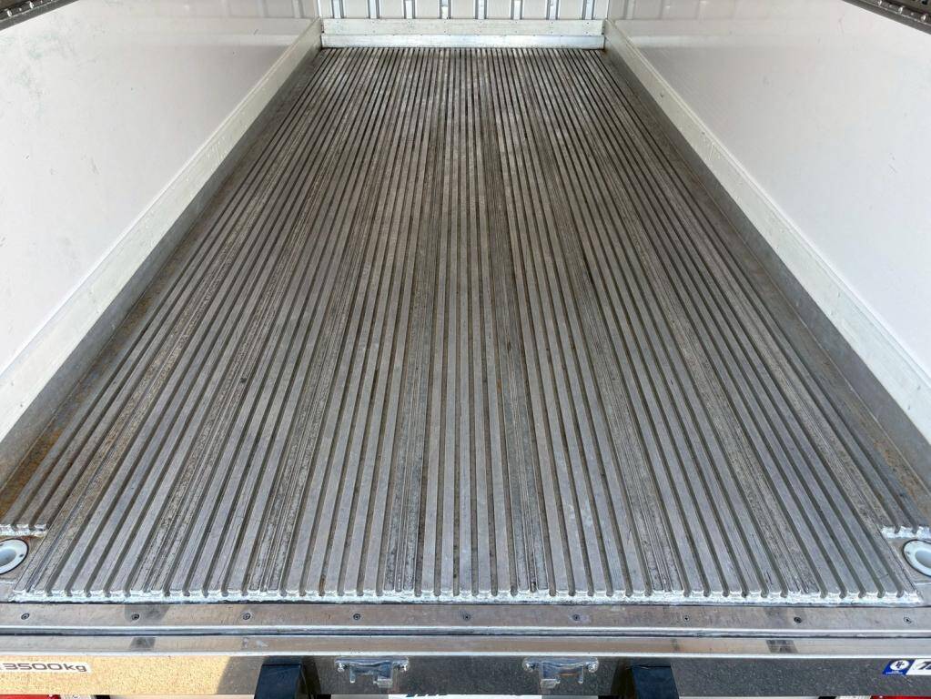 いすゞエルフ冷凍車（冷蔵車）小型（2t・3t）[写真08]