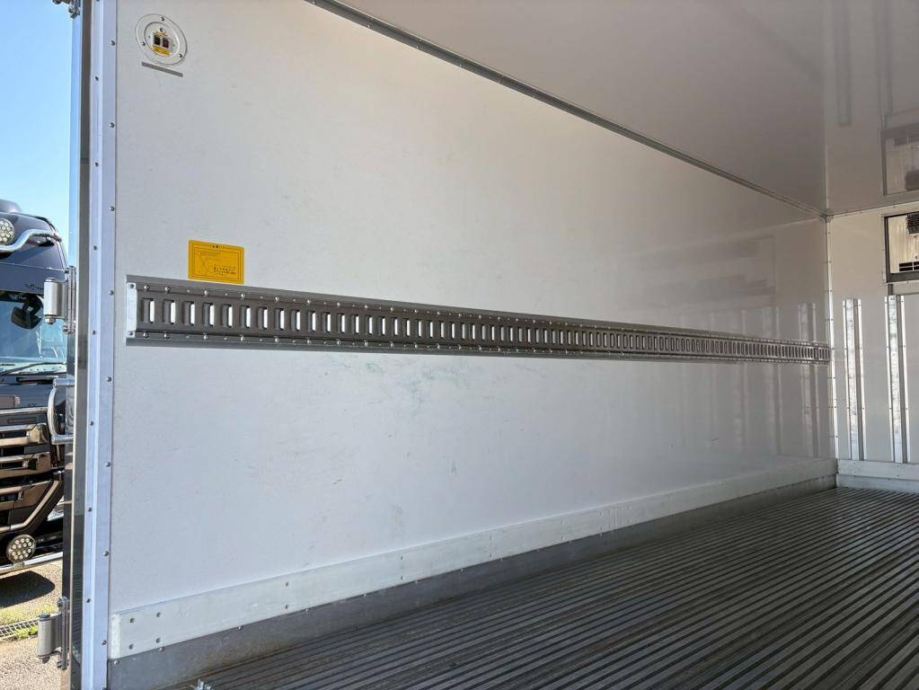 いすゞエルフ冷凍車（冷蔵車）小型（2t・3t）[写真09]