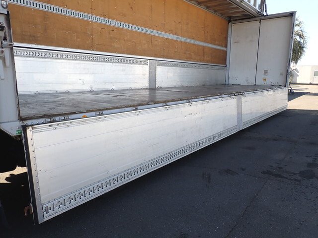 いすゞギガアルミウイング大型（10t）[写真10]