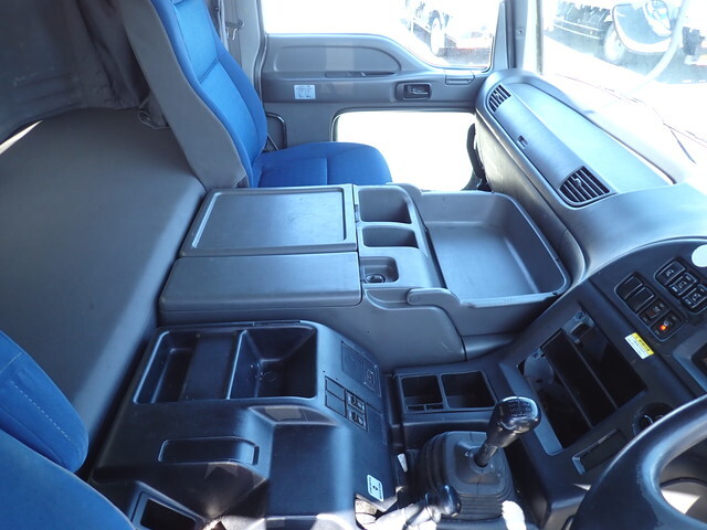 いすゞギガアルミウイング大型（10t）[写真28]