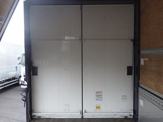 いすゞギガアルミウイング大型（10t）[写真12]