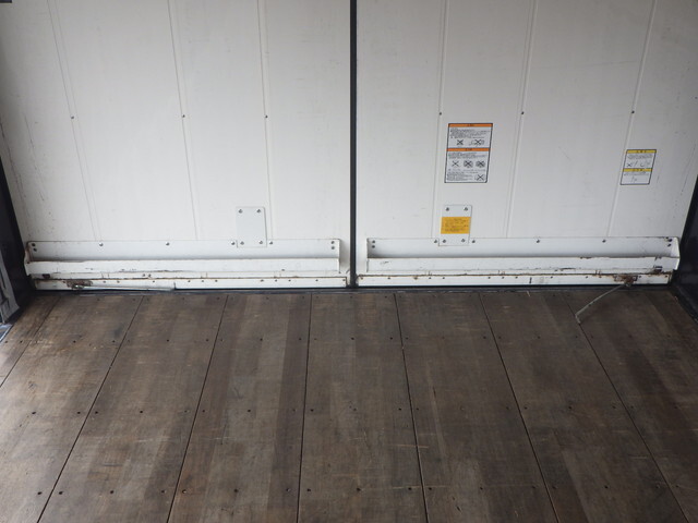 いすゞギガアルミウイング大型（10t）[写真14]