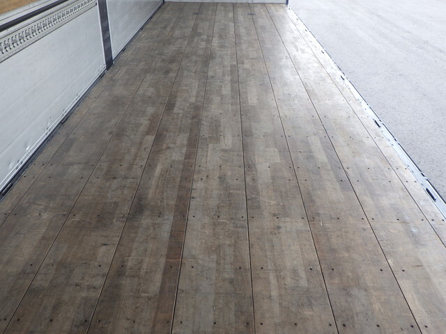 いすゞギガアルミウイング大型（10t）[写真15]