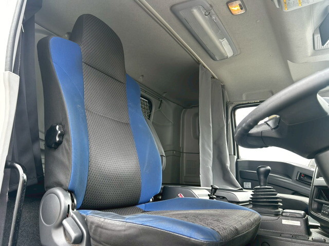 いすゞギガアルミウイング大型（10t）[写真10]