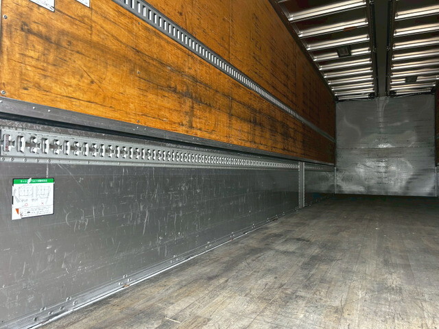 いすゞギガアルミウイング大型（10t）[写真12]