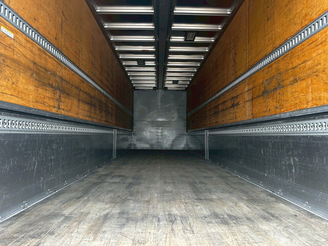 いすゞギガアルミウイング大型（10t）[写真13]