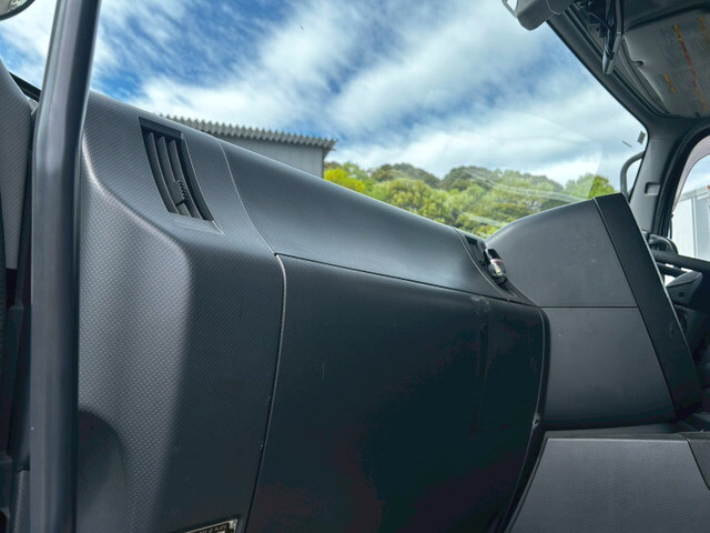 いすゞギガアルミウイング大型（10t）[写真21]