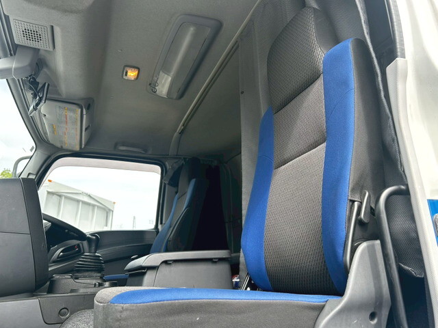 いすゞギガアルミウイング大型（10t）[写真22]