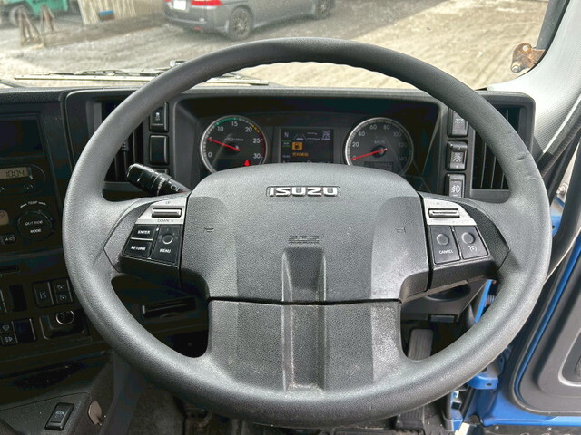 いすゞギガアルミウイング大型（10t）[写真24]