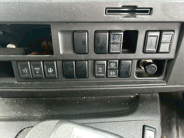 いすゞギガアルミウイング大型（10t）[写真28]