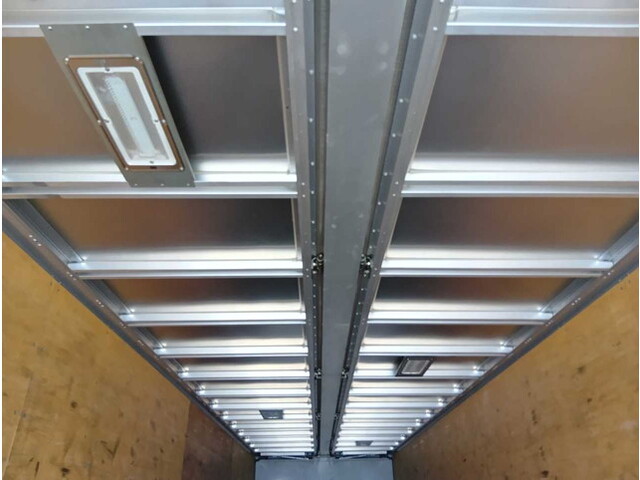 いすゞギガアルミウイング大型（10t）[写真11]