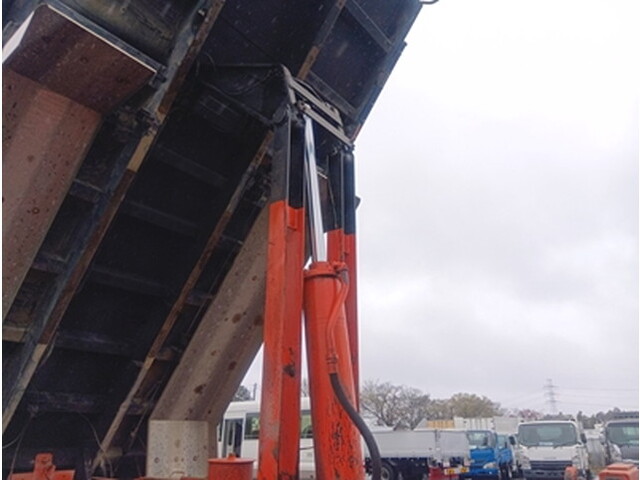 いすゞギガダンプ大型（10t）[写真09]